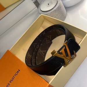 LOUIS VUITTION skärp, storlek 100-40.  - Köptes i Dubai som present för 5 månader sen. (Aldrig använt) men har öppnat förpackningen bara. Passar bra till midjan, man kan göra den både mindre och större. Jag som har liten midja så satt den perfekt!