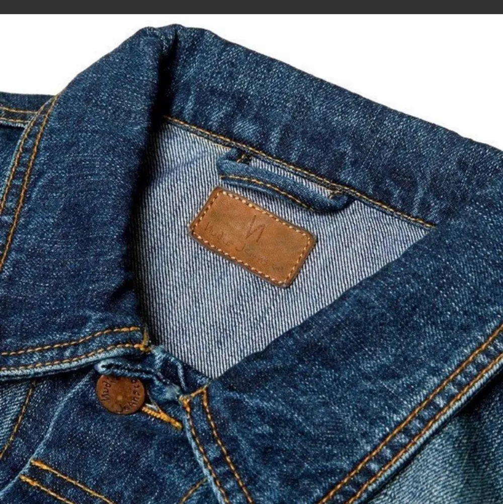 Helt ny Nudie jeans unisex Jacka   Mdell: Perry  Färg/Tvätt: ORG blue contrast  Stl : M  Mått: Axel till axel: 44 Armlängd: 65 Längd backifrån från tröjan börjar till slut: 58 cm  Material: 100% Organic Cotton. Jackor.