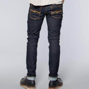 Helt ny Nudie jeans Modell: Tight Long Tim Tvätt: Twill Rinsed Indigo Denim Storlek : -w30-L30 Midja 40 cm x2 Längd : 100 cm Strech 98% Cotton 2% Elastaine