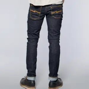 Helt ny Nudie jeans Modell: Tight Long Tim Tvätt: Twill Rinsed Indigo Denim Storlek : -w30-L30 Midja 40 cm x2 Längd : 100 cm Strech 98% Cotton 2% Elastaine