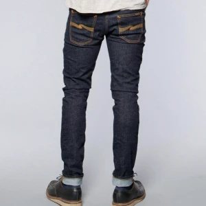 Helt ny Nudie jeans - Helt ny Nudie jeans Modell: Tight Long Tim Tvätt: Twill Rinsed Indigo Denim Storlek : -w30-L30 Midja 40 cm x2 Längd : 100 cm Strech 98% Cotton 2% Elastaine