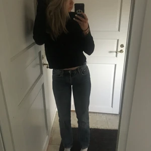 Mid rise zara jeans - Säljer mina populära mid rise full length jeans i en mörkare blå färg från zara. Dom är i bra skick köptes i höstas för 359 kr. Frakten kostar 66 kr💖Skriv om ni vill ha fler bilder eller undrar något allmänt!!