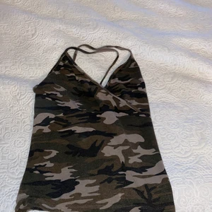 Camo linne - Ett snyggt camouflage minne som det står att den är i strl XL men det är fel för den sitter som en S tycker jag ,säljs då de aldrig använts osv 🤍