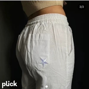 Linnebyxor från Byanastasia  - Sjukt fina och populära linnebyxor från byanastasia som jag köpte i sommras, dom säljs inte längre, blivit lite slitna / noppriga längst ner vid sömmen då jag klivit på dom. Men ser fortfarande väldigt fina ut. Köptes för 500kr 💕 Dom är lite lite långa på mig som är 168. Innerbenslängd: 74 cm 