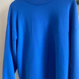 Ball blå tröja från Lindex. Köpt för ett år sedan men endast använd 1 gång, inte använd då det inte är min stil. Köptes för 249kr. Skriv privat för frågor eller bilder (160+frakt) 💘💘💘Xs men ganska stor i storleken