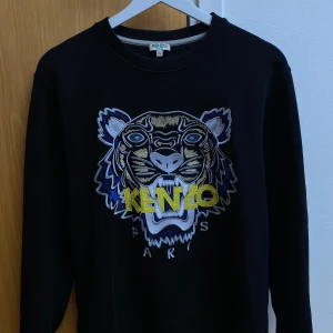 Kenzo tjocktröja - Kenzotröja säljes. Kan mötas i Stockholm eventuellt Hässelby. Kan gå ner lite i pris vid snabb affär.