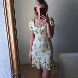 Gul blommig sommarklänning🌻 - En superfin gulblommig sommarklänning som säljs då den inte kommer till användning🌸 Använd endast en gång! 