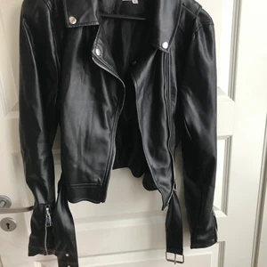 NAKD - Hej, säljer denna jätte snygga å trendiga skinnjacka från nakd. Jag säljer den pga den va för kort och för liten för mig. Nypris 1099kr men säljer den för 700kr, den är testad två gånger men aldrig använd ute. Köparen står för frakten. :)