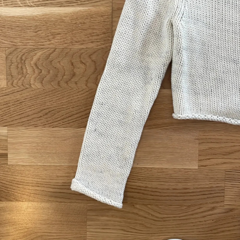 Super snygg kort stickad tröja från asos i jätte fint skick, använd 1 gång. Toppar.