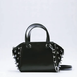 Zara väska  - Säljer min väska från zara igen pga en oseriös köpare.  Använd ett få tal gånger men är som i nyskick. Vid frågor eller fler bilder kom privat! Köpte står för frakt!💖