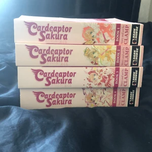 Cardcaptor Sakura 3-1 Manga - Säljer nu mina nästan helt nya Cardcaptor Sakura manga! Jag e ganska säker på att det är hela serien för att jag inte kunde hitta någon femte bok i detta format! Säljer de för 200kr styck eller alla för 700kr! Pris kan diskuteras vid snabb affär!