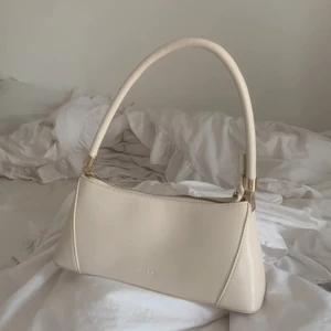 Beige baguetteväska - Aldrig använd och är därför i samma skick som när jag köpte den. Frakten kan variera beroende på hur mycket plats väskan tar.💗