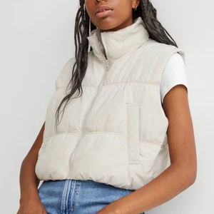 Beige Vest  - Jätte fin beige Croppad vest från H/M. Köptes för 200kr och är i nyskick. Jag använder tyvärr inte den längre för att den passar inte mig. Har använt den ungefär 2-5 gånger :) Köparen står för frakten ☺️