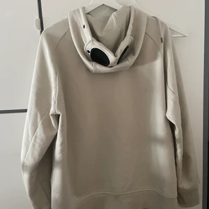 Cp company  hoodie  - Strl L. Nypris 2300kr mitt pris 1000kr men kan gå ner i pris vid snabb och smidig affär. Använd ca 10 ggr. Vid frakt står köparen för frakten. 
