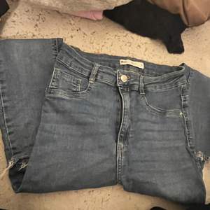Säljer dessa jeans kommer inte till användning men sitter jättefin på en dom är lite kortare i sin längd men jeansen är i bra skick och inga hål alls . Dom är från Gina tricot köptes för 400kr säljer för 250kr