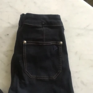 MIH jeans - High Rise slim kick flare omfärgade 
