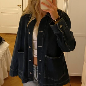 Jeansjacka - Färgen syns bäst på andra bilden!! Säljer denna jeansjacka från Weekday 🤍 Köpt för flera år sen så den går inte att få tag på längre! Nypris 600-700kr. Storlek m så den sitter lite oversized på mig som vanligtvis har xs/s 🤍