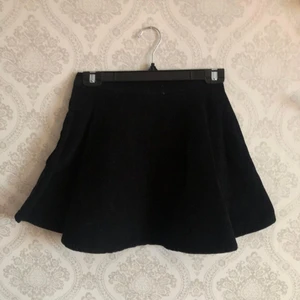 A-linje kjol i svart manchester  - ● A-linje kjol i finaste svart manchester  ● AMERICAN APPAREL ● Storlek: S, något tajt/liten - snarare XS/S ● Material: 100% bomull ● Skick: Mycket fint skick! Inte tvättpåverkad på ytan, kanske något blekt men minimalt. Inga hål eller fläckar. ● Övrigt: Drar till sig djurhår, så här hemma kan den tyvärr inte få stanna kvar. Blixtlås och knapp i sidan, ej speciellt stretchig. ● Prisidé: 140kr INKL. spårbar frakt (Skicka hem 57kr)