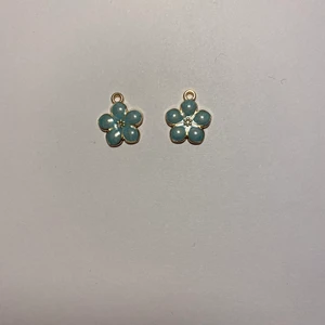 💗 - Säljer dom här fina Blom örhängerna💗