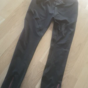 Freddy  - Freddy byxor i kortare modell storek S men passar även xs i fint skick 