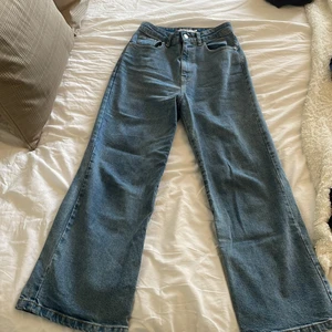 Blåa jeans från NAKD. Storlek 36. - Blåa jeans från NAKD i bredare modell. Knappt använda. Passar mig som är 162. Bra skick. Säljer för 80kr + frakt.