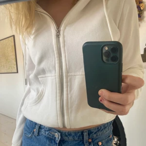 Ziphoodie vit hm! - Säljer denna så snygga ziphoodien endast använd ett fåtal gånger helt utan defekter!!💓💓(säljer pga att ja har två)