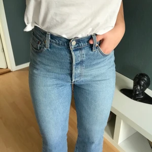 levis jeans ribcage crop flare  - Levis jeans 300kr eller bud. Köparen står för frakt💕