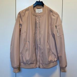 Rosa bomberjacka - Rosa bomberjacka från VILA i fint skick😊