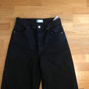Svarta jeans från bershka i modellen Wide leg, endast använda en gång💞 säljer då dom är för korta för mig som är cirka 175cm