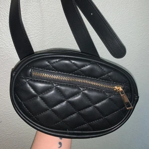 Svart väska - Superfin midjeväska med bälte. Använd en gång. Säljer för 50kr, frakt ingår. 😇✨