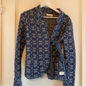 Odd Molly kofta strl 2 (S) - Jätte fin Odd Molly kofta i klassisk blå vit färg och mönster. Mycket lite använd, (tyvärr inte min stil). 