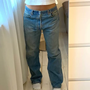 Vintage levis 501 - INTRESSEKOLL på dessa otroliga vintage levis 501 i en så fin ljusblå färg! Midjemått 44cm, innerben 83cm, sitter snyggt oversize på mig som brukar ha 36 och är ca 168! Perfekta nu till sommaren! Skriv för frågor, mått eller fler bilder!💕💕💞 BUD PÅ: 700kr💞