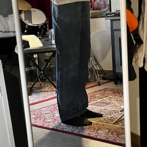 Blåa baggy jeans - Snygga Baggyjeans, lite polar big boy vibe, perfekta att skejta i. Lite slitna