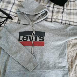Grå Levi's hoodie i storlek xs. Den är i bra skick och säljer den för att den inte kommer till användning. Köpare står för frakt. 💕