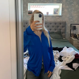 Blå skjorta - Oversized skjorta från Gina. Stl L. Aldrig använd.