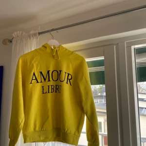 Gul hoodie - Säljer min fina hoodie där det står amour libre vilket betyder fri kärlek från Gina tricot då den inte kommer till användning💕 den är i nyskick och storlek S