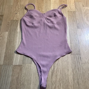 Body från Nelly  - Säljs pga att det inte riktigt är min stil!💕 Använd ett fåtal gånger!💕 kolla på bild två för att se hur färgen ser ut i verkligheten!🤍