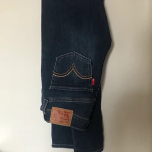 Levis jeans - Säljer dessa fina mörkblå jeans från levis. De är knappt använda så i mycket bra skick. De är i storlek w25 l30 och i modellen 535 ”super skinny”. Köparen står för frakt💕