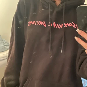 Oversized svart hoodie med rosa text  - Jätte skön och fin svart oversized hoodie, säljer för att den inte kommer till användning 