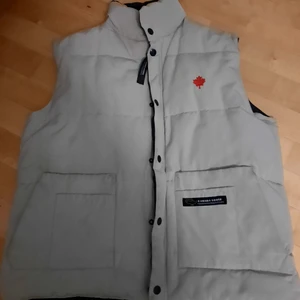 Canada goose väst - Jätte fin vintage Canada goose väst. Från kill avdelningen. Den är lite mer beige i verkligheten än på bilderna. Skriv till mig vid frågor eller flera bilder, priset kan diskuteras 💕