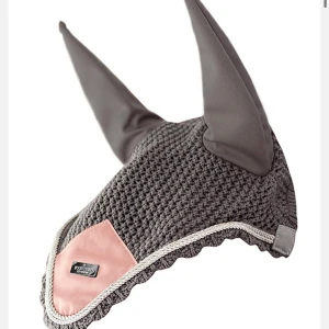 rosa/grå equestrian Stockholm huva - Säljer denna rosa/grå equestrian Stockholm huvan, har använt den ett fåtal gånger, säljer för 300 nypris 499, pris kan diskuteras, kom provat för fler bilder💗