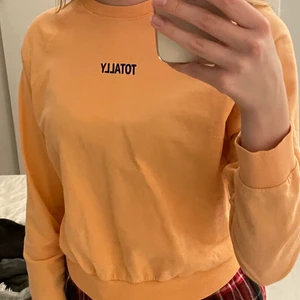 Tröja totally  -  Aprikos/orange tröja från hm. (Mer aprikos  i verkligheten än på bilderna) Fin men används tyvärr inte längre. Inte säker på priset för frakt