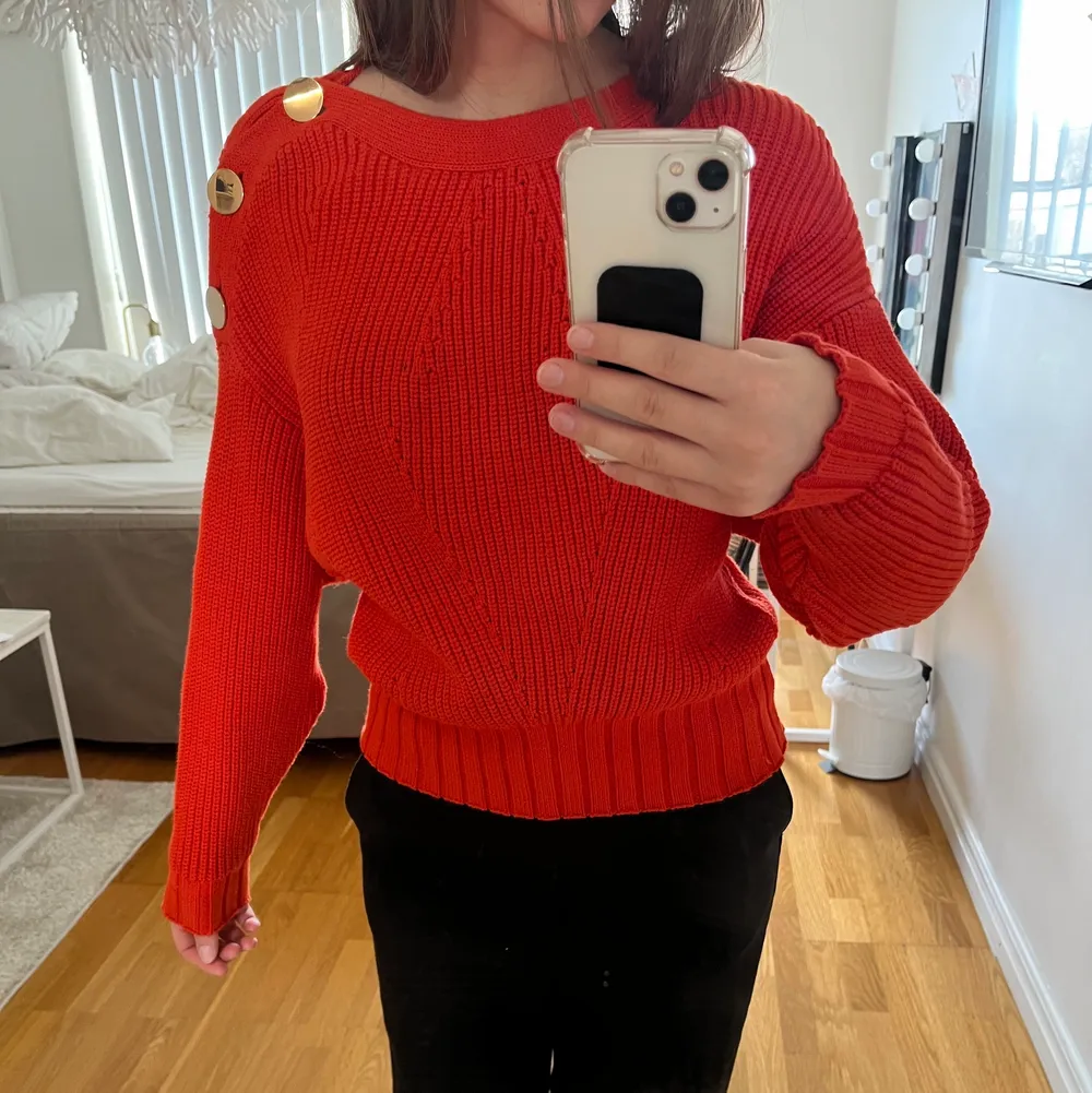 Röd/orange tröja från Lindex!!! Så fin färg 😍 Man kan även ta ur knapparna så tröjan ändrar form!!  köparen står för frakten.. Stickat.