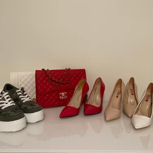 Storlek 37 - Allt är jätte fint, bra kvalite och väskorna är typ likadana som klackskorna asså dom vita och dom röda:) och väskorna kostar 100kr me,skorna kostar 150kr köpta för 350kr
