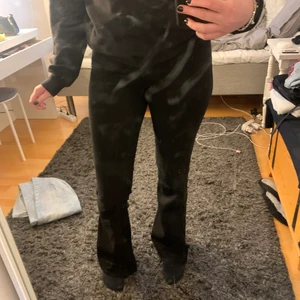 Svarta bootcut jeans - Svarta bootcut jeans från missguided, avdvända fåtal gånger, storlek 36.