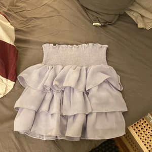 Volangkjol Little remix - Jättefin volangkjol från Little Remix i storlek 14 vilket motsvarar XS OCH S. Köpt för ca 1200. Använt en gång inga defekter.