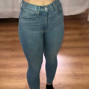 Levis jeans - Mile high Levis jeans. Ljusblå skinnyjeans i W24, L28