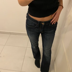 Lågmidjade bootcut mörka Jeans - Skit snygga lågmidjade Jeans som inte längre används😍💕  Dm för fler bilder