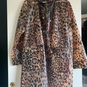 Leopard jacka  - En leopard jacka/regnkappa. Nästintill oanvänd. Fint skick.
