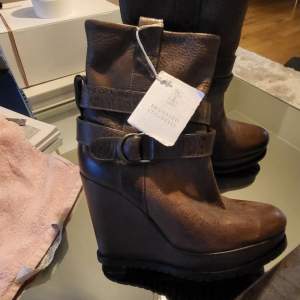 Boots från Brunello Cucinelli. Helt nya, med prislapp kvar.  Storlek: 37,   Material: skinn,   Nypris: 7000 SEK